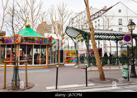 Parigi, Francia - 5 Marzo: Abbesses alla stazione della metropolitana di Parigi a Montmartre. Di ingresso in stazione è solo uno dei due vetri originali coperti Guimard ingressi, chiamato edicules a Parigi in Francia il 5 marzo 2013 Foto Stock