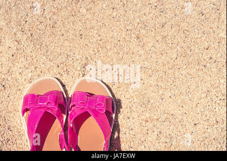 Estate rosa flip flop sulla sabbia bianca. Foto con alto angolo vista. tondo con un paio di sandali sulla spiaggia Foto Stock