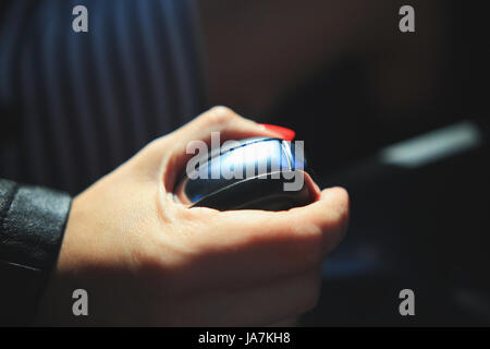 La guida del tema. Donna mano sulla leva del cambio di close-up. Foto Stock