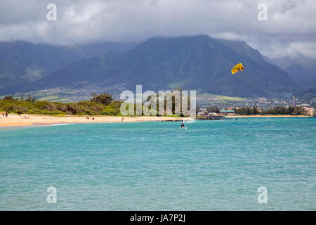 Kanaha park beach con kite surfer e con delle Montagne di West Maui Foto Stock