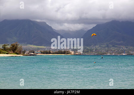 Kanaha park beach con kite surfer e con delle Montagne di West Maui Foto Stock