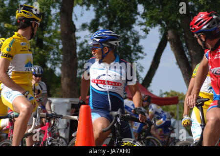 Spring City, Utah, Stati Uniti d'America - 2 Agosto 2006: Maschio i ciclisti in attesa del bike race per iniziare. Bike Rider alla linea di partenza della Sanpete Classic Road Foto Stock