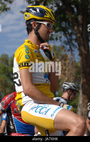 Spring City, Utah, Stati Uniti d'America - 2 Agosto 2006: uomo si siede sul suo road bike indossa giallo kit per PCCA presso la linea di partenza in attesa del Snapete Classic Road Foto Stock