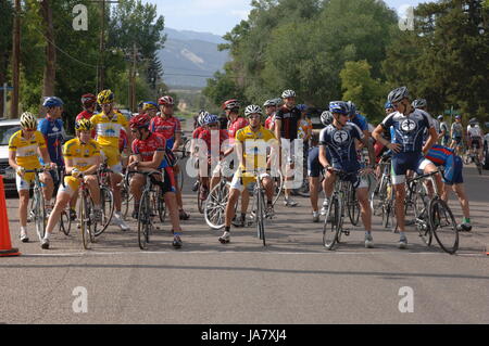 Spring City, Utah, Stati Uniti d'America - 2 Agosto 2006: uomini seduti sulle loro bici da strada in attesa di iniziare la classica Sanpete corsa su strada. I ciclisti in attesa presso la s Foto Stock