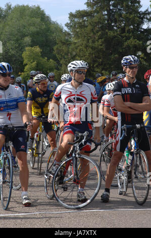 Spring City, Utah, Stati Uniti d'America - 2 Agosto 2006: gruppo di uomini in attesa presso la linea di partenza per competere nella Sanpete Classic Road Race in Sanpete County Utah. Foto Stock