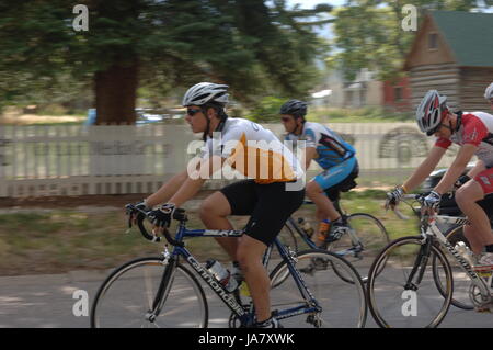 Spring City, Utah, USA - 2 agosto 2006: Uomo sulla bici da strada Cannondale in testa ad un gruppo di ciclisti che gareggiano nella corsa su strada classica di Sanpete Foto Stock