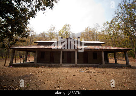 Bungalow Kaldhunga sulle rive del fiume Sarda Foto Stock