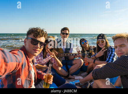 Gruppo di amici divertendosi in spiaggia