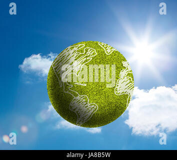 Green Globe con superficie mappa disegnare sul galleggiante nel cielo con Sun Foto Stock