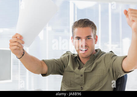 Azienda creativa dipendente solleva le braccia in un ufficio moderno Foto Stock