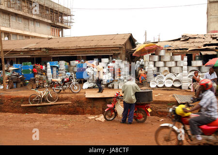 KAMPALA, UGANDA - Settembre 28, 2012. I fornitori vendono una vasta gamma di pentole, padelle e cassettiere per le strade di Kampala, Uganda su settembre 28,2012. Foto Stock
