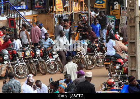 KAMPALA, UGANDA - Settembre 28, 2012. Moto taxi driver e attendere per le strade per i passeggeri come persone a piedi da a Kampala in Uganda nel settembre 28,2012. Foto Stock