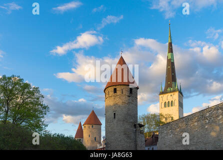 Fortezza di torri e san dell'Olaf chiesa contro il cielo blu e nuvole. Serata di primavera a Tallinn in Estonia Foto Stock