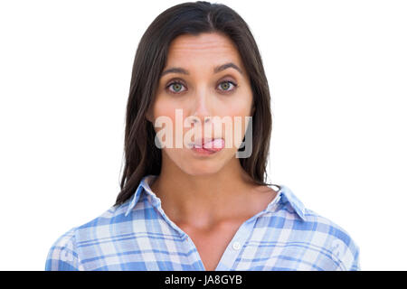 Silly donna con la lingua di fuori guardando la fotocamera su sfondo bianco Foto Stock