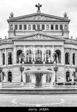 Monocromatici in bianco e nero in stile vintage immagine della vecchia opera in Francoforte sul Meno, in Germania, in Europa con una fontana di acqua e l'iscrizione la verità bellezza Foto Stock