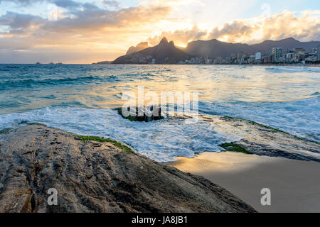 Il paesaggio delle spiagge di Arpoador, Ipanema e Leblon a Rio de Janeiro durante il tramonto con la collina di due fratelli, Vidigal Gávea e pietra nel retro Foto Stock