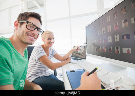 Foto di allegra gli editori che lavorano su una fotografia sulla tavoletta grafica Foto Stock