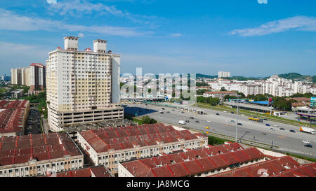 Kuala Lumpur, Malesia - Giugno 4,2017 : vista aerea dei veicoli che percorrono la strada della stazione di pedaggio a Kuala Lumpur, Malesia. Foto Stock