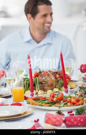 Uomo bello avere la cena di Natale in sala da pranzo Foto Stock