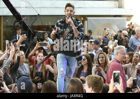 NEW YORK-JUN 2: Thomas Rhett esegue sul NBC Today Show al Rockefeller Plaza il 2 giugno 2017 a New York City. Foto Stock