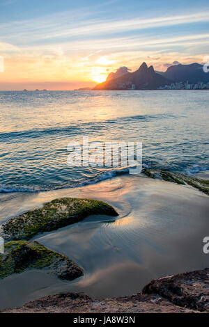 Il paesaggio delle spiagge di Arpoador, Ipanema e Leblon a Rio de Janeiro durante il tramonto con le sue luci, luna e cielo e la collina di due fratelli e Gá Foto Stock