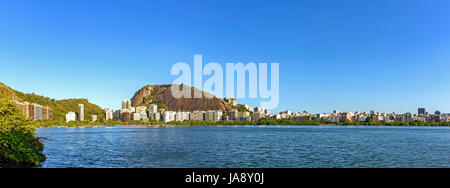 Immagine panoramica del famoso paesaggio di Rio de Janeiro con la Lagoa Rodrigo de Freitas Lagoon e colline Foto Stock