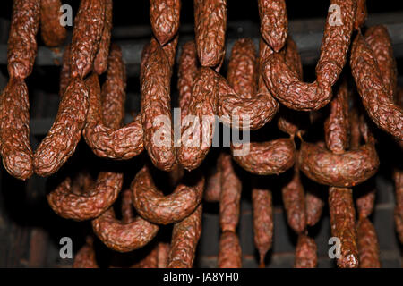 Polacco affumicato tradizionali salumi nella camera di fumo. Foto Stock