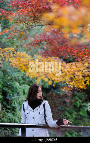 Ritratto di un felice giovane donna che viaggiano con zaino in autunno. Kyoto in Giappone Foto Stock