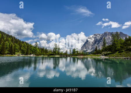 Zugspitze mountain range riflessa nelle limpide acque turchesi del lago Seebensee. Tirolo, Austria Foto Stock