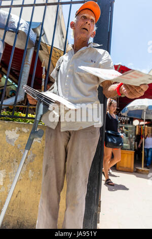 Il vecchio uomo di consegnare il quotidiano gratuito in strada di Havana, Cuba, uomo cubano distribuendo depliant, distribuire volantini, sulla strada, pensionati, titolare di pensione o di rendita, uomo vecchio Foto Stock