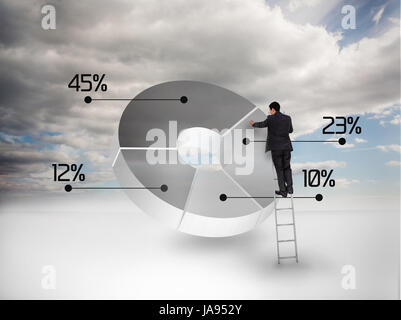 Imprenditore il disegno di un grafico a torta con cielo blu sullo sfondo Foto Stock