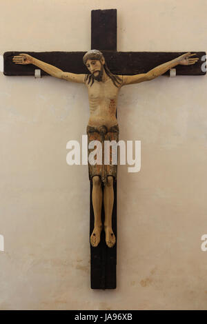 Francia, Cantal, Montsalvy, la cattedrale di Notre Dame de l'Assomption chiesa romanica, il crocifisso in legno policromo Foto Stock