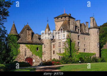 Francia, Cantal, Polminhac, Pesteils castello, antica fortezza di Polminhac costruito su di un promontorio roccioso che domina la città Foto Stock