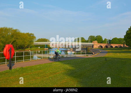 Willard ponte a pedaggio sul fiume Trent e il ciclista, Nottingham, Nottinghamshire, East Midlands, Inghilterra Foto Stock