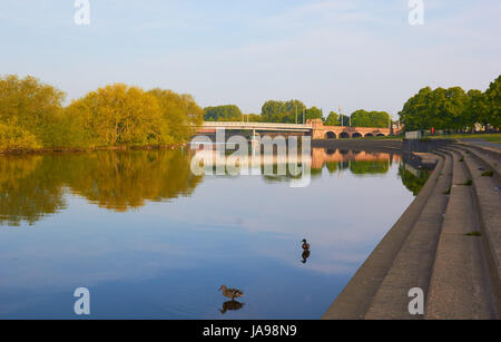 Willard ponte a pedaggio un tram, ponte pedonale e ciclabile sul fiume Trent, Nottingham, Nottinghamshire, East Midlands, Inghilterra Foto Stock