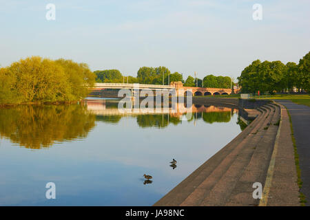 Willard ponte a pedaggio un tram, ponte pedonale e ciclabile sul fiume Trent, Nottingham, Nottinghamshire, East Midlands, Inghilterra Foto Stock