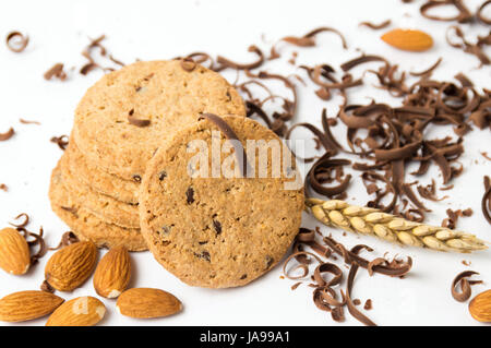 I cookie di integrale con mandorle e pezzetti di cioccolato su bianco Foto Stock