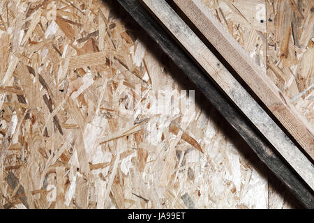 Tavole di legno e oriented strand board noto anche come OSB. Foto di sfondo Foto Stock