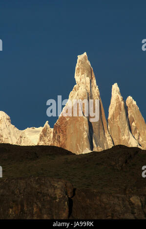 Cerro Torre mountainline presso sunrise, Patagonia, Argentina Foto Stock