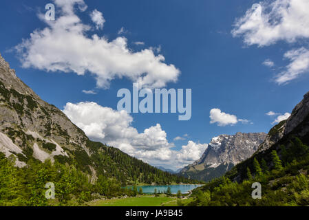 Montagna Zugspitze e il lago Seebensee. Vista dal rifugio Coburger, Ehrwald, Tirolo, Austria Foto Stock