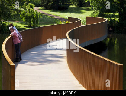 La Sackler Crossing. I Giardini di Kew. Foto Stock