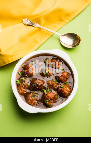 Gobi Manchurian o veg manchurian a secco o con il sugo di carne - popolare cucina di strada di India fatta di cavolfiore, messa a fuoco selettiva Foto Stock