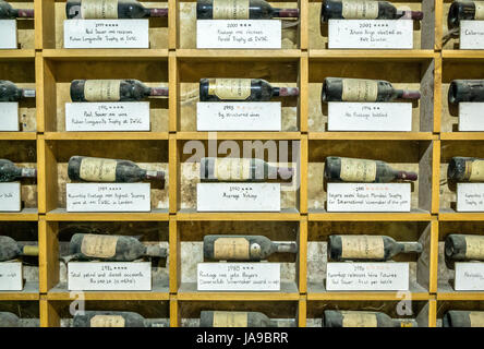 Visualizzare polverosi premiato le bottiglie di vino, Kanonkop cantina, Franschhoek valley, Western Cape, Sud Africa Foto Stock