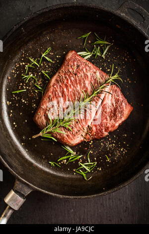 Close up materie wagyu manzo bistecca di controfiletto con pepe on dark pan. Ristorante Foto Stock