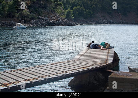 CALA TUENT, MALLORCA, Spagna - 15 Maggio 2017: Resto sul pontile in attesa per l arrivo del traghetto in una giornata di sole su 15 Maggio 2015 in Cala Tuent, Mallorca, Spagna. Foto Stock