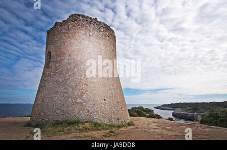 Cala Pi tower e vista oceano orizzonte verso l'isola di Cabrera Mallorca, Spagna. Foto Stock