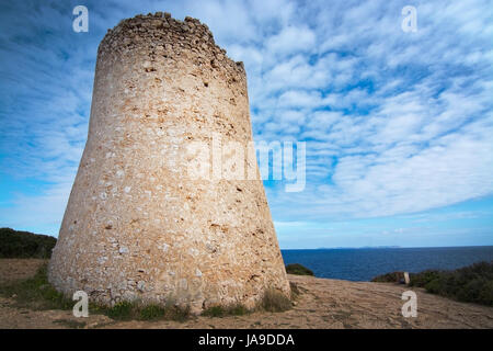 Cala Pi tower e vista oceano orizzonte verso l'isola di Cabrera Mallorca, Spagna. Foto Stock