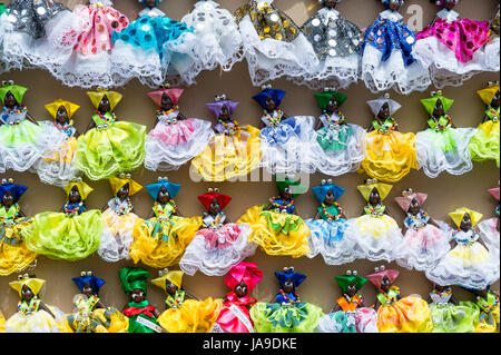 Colorate, souvenir, frigo magnete figurine di donne da Bahia in abito tradizionale sul display Salvador de Bahia, Brasile, Foto Stock