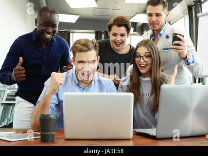 Il successo del team aziendale Realizzazione Braccio sollevato Concept Foto Stock