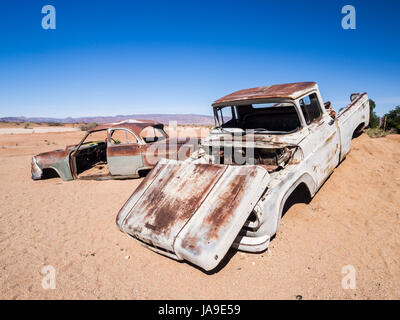 Vecchia auto rottamata sinistra in solitario sul deserto del Namib, Namibia. Foto Stock
